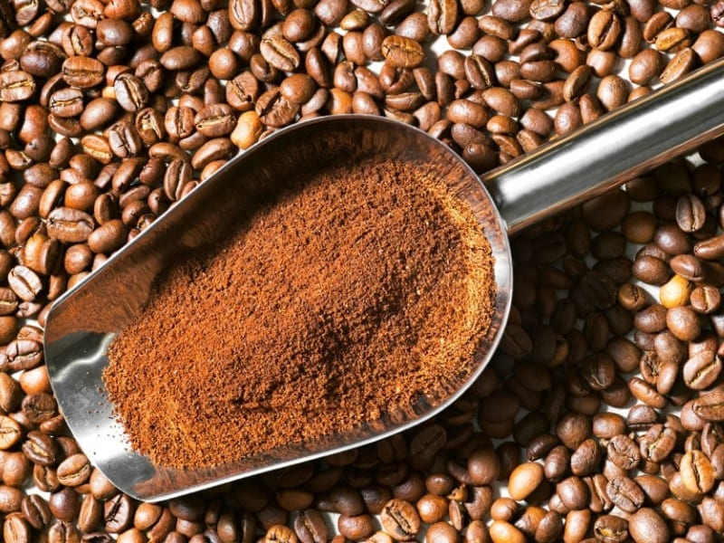 Khái niệm cà phê rang xay Cà phê rang xay là sản phẩm được chế biến từ hạt cà phê sau khi rang ở nhiệt độ phù hợp rồi xay nhỏ theo từng mức độ khác nhau như mịn hoặc thô. Tùy vào cách xay, cà phê sẽ phù hợp với từng phương pháp pha như phin, máy espresso hoặc pour over.