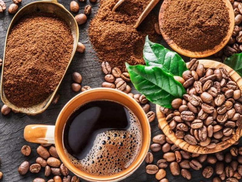 Đặc điểm của cà phê xay nguyên chất Bạn có thể nhận biết cà phê rang xay nguyên chất qua màu nâu tự nhiên, bột tơi xốp và hương thơm dịu nhẹ đặc trưng. Khi pha, cà phê có màu nâu cánh gián đẹp mắt, vị đắng thanh cùng hậu vị thơm lâu. Đây cũng là điểm khác biệt rõ rệt so với các loại cà phê pha tạp trên thị trường.