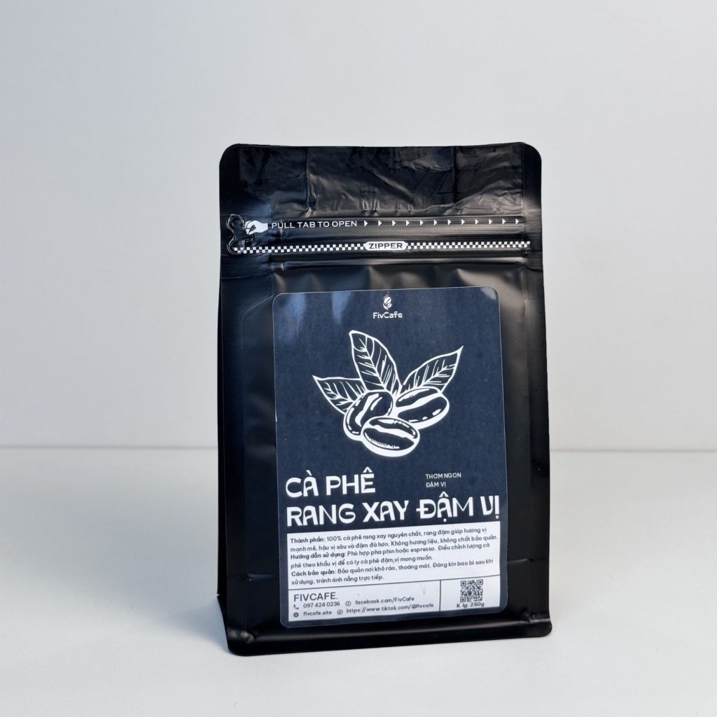 Cà phê rang xay đậm vị FivCafe mang hương thơm mạnh mẽ, vị cà phê rõ nét và đậm sâu đặc trưng.