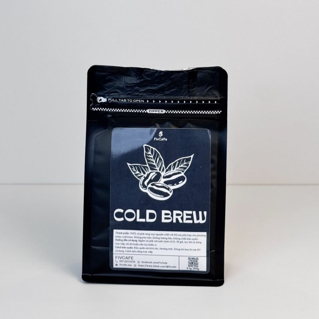 Chọn cold brew nguyên chất Cold brew nguyên chất giúp giữ trọn hương thơm và vị cà phê tự nhiên, đồng thời dễ kết hợp với nhiều nguyên liệu mà không bị lẫn tạp vị.