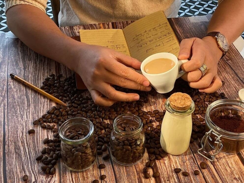 Chọn cà phê theo khẩu vị cá nhân Mỗi người có sở thích khác nhau, có người thích vị đậm đắng của Robusta, có người lại thích sự nhẹ nhàng của Arabica. Việc xác định khẩu vị giúp bạn dễ dàng chọn được loại cà phê phù hợp hơn.  