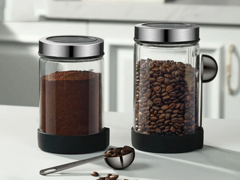 Mẹo bảo quản cà phê giữ hương thơm lâu hơn Cà phê nên được bảo quản trong hũ kín, tránh ánh sáng và độ ẩm cao. Điều này giúp giữ trọn hương thơm và chất lượng trong thời gian dài sử dụng.