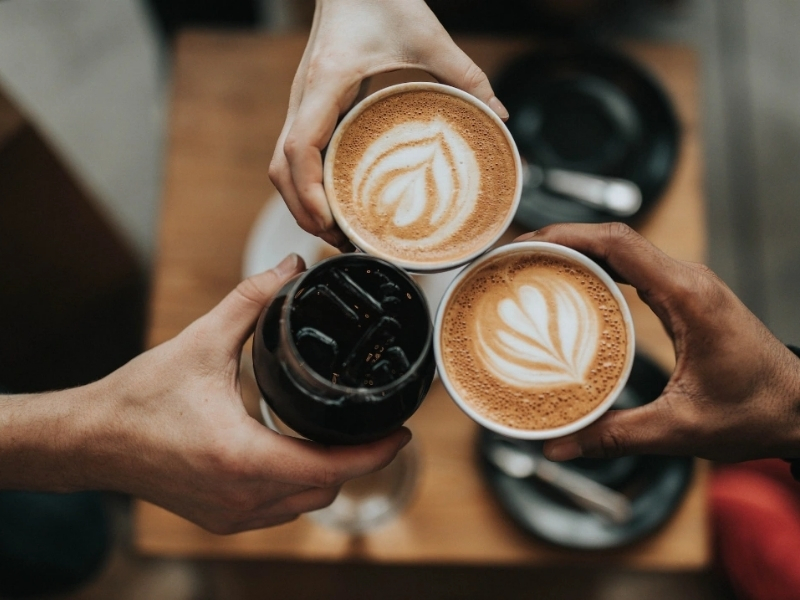 Vì sao cà phê trở thành thức uống phổ biến? Hương vị đặc trưng cùng khả năng giúp tinh thần tỉnh táo là lý do khiến cà phê được yêu thích rộng rãi. Ngoài ra, cà phê còn tạo nên thói quen thư giãn, gặp gỡ và làm việc của nhiều người trong cuộc sống hiện đại.
