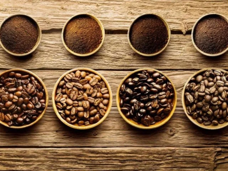 Những loại cà phê phổ biến và ưa chuộng hiện nay Hiện nay, Arabica và Robusta là hai loại cà phê phổ biến nhất trên thị trường. Bên cạnh đó còn có nhiều biến thể khác như cà phê rang xay nguyên chất, cà phê pha máy hay cà phê cold brew phù hợp với từng khẩu vị khác nhau.