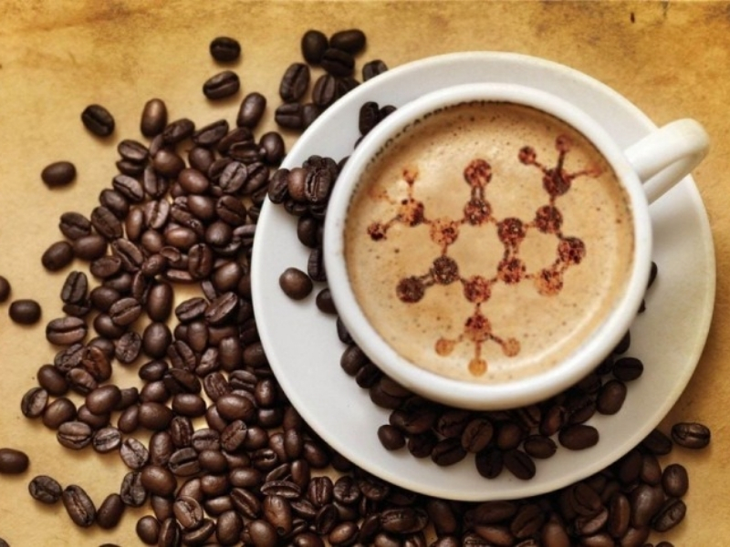 Caffeine trong cà phê có tốt không? Nếu sử dụng với lượng hợp lý, caffeine có thể giúp tăng sự tập trung và cải thiện tinh thần tỉnh táo. Tuy nhiên, việc lạm dụng quá nhiều cà phê trong thời gian dài có thể gây mất ngủ và ảnh hưởng đến sức khỏe.