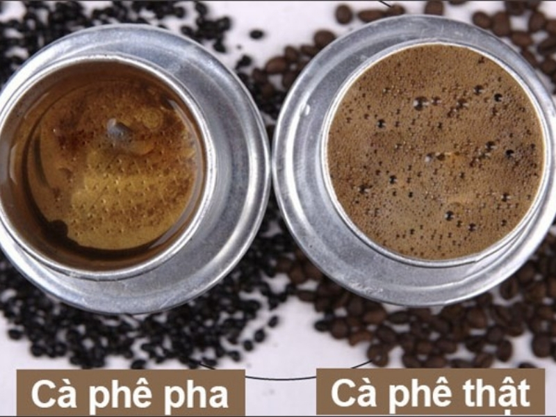 Cách nhận biết cà phê nguyên chất Để nhận biết cà phê nguyên chất, bạn có thể quan sát màu nước nâu cánh gián, hương thơm dịu tự nhiên và bột cà phê tơi xốp. Những sản phẩm cà phê rang xay nguyên chất thường không có mùi khét gắt hay vị đắng quá mạnh như các loại pha tạp trên thị trường.
