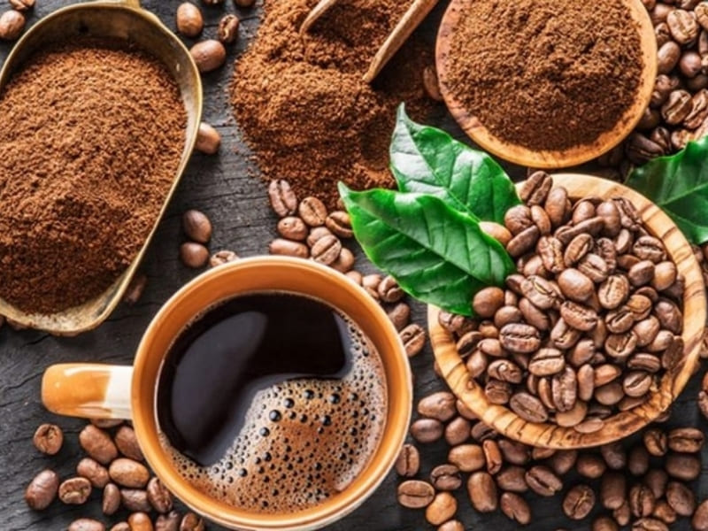 Cà phê chứa nhiều thành phần dinh dưỡng quan trọng Cà phê không chỉ đơn thuần là một loại thức uống giúp tỉnh táo mà còn ẩn chứa nhiều dưỡng chất quý giá có lợi cho sức khỏe của cơ thể con người. Trong một ly cà phê nguyên chất có các chất chống oxy hóa từ Polyphenol, cùng với vitamin B2, vitamin B3, magie, kali và axit chlorogenic. 