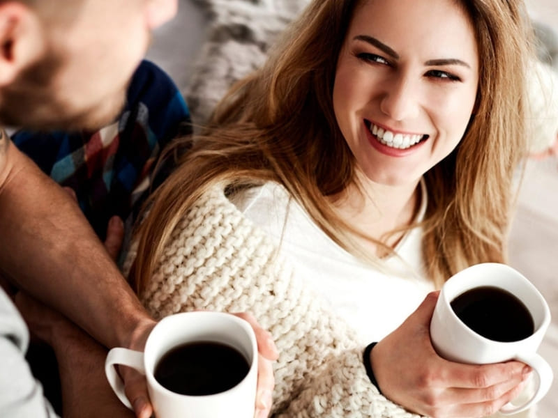 Lợi ích tuyệt vời khi uống cà phê vào những buổi sáng Uống cà phê sáng có tốt không? Câu trả lời là có, nếu bạn biết uống vào đúng thời điểm phù hợp. Uống cà phê vào buổi sáng mang lại nhiều lợi ích cho cả tinh thần và thể chất. Cà phê giúp tinh thần tỉnh táo, tăng khả năng tập trung và cải thiện hiệu suất làm việc. 