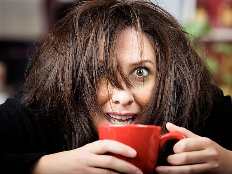 Tác hại nghiêm trọng của việc tiêu thụ quá nhiều caffeine Tiêu thụ quá nhiều caffeine có thể gây ra nhiều tác động tiêu cực đến sức khỏe. Người dùng có thể gặp các triệu chứng như mất ngủ, tim đập nhanh, lo lắng, căng thẳng hoặc đau đầu. 