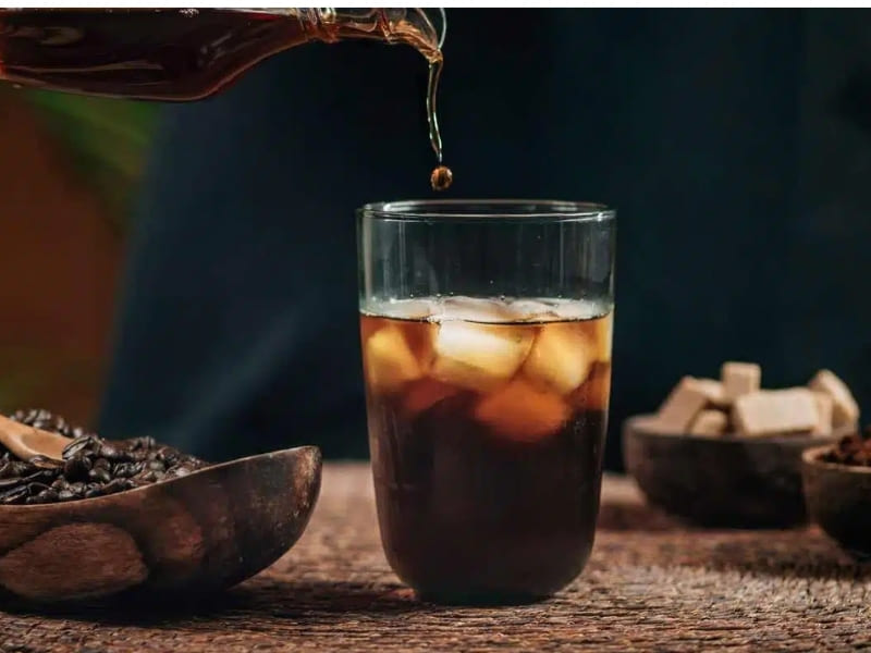 Khái niệm về cold brew Cold brew là cách pha cà phê bằng việc ngâm bột cà phê xay thô trong nước lạnh từ 8 - 24 giờ để chiết xuất hương vị tự nhiên. Phương pháp này giúp tạo ra ly cà phê ít chua, ít đắng và giữ được độ ngọt thanh đặc trưng.
