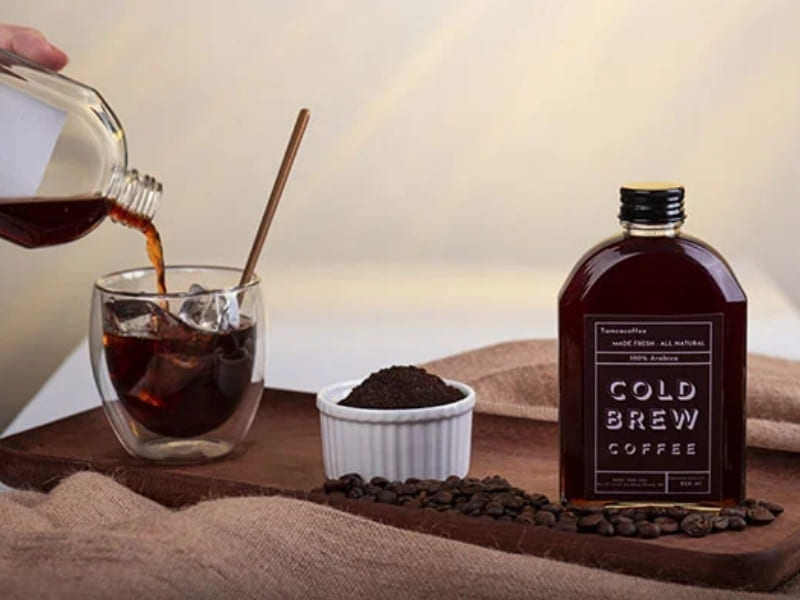 Hương vị êm dịu, ít đắng hơn cà phê thường Cold Brew nổi bật với hương vị nhẹ nhàng, ít chua và gần như không gắt đắng nhờ quá trình chiết xuất lạnh kéo dài, giúp giữ trọn vị ngọt tự nhiên của hạt cà phê.