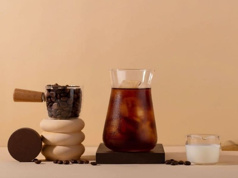 Xu hướng đồ uống lạnh trong giới trẻ Trong bối cảnh đồ uống lạnh ngày càng được ưa chuộng, Cold Brew trở thành lựa chọn “trend” của giới trẻ nhờ sự mới lạ, hiện đại và tính thẩm mỹ cao.