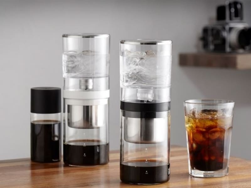 Chuẩn bị cà phê và dụng cụ cần thiết Để pha Cold Brew ngon, bạn cần cà phê rang xay thô, bình thủy tinh hoặc hũ ngâm, và dụng cụ lọc như túi lọc vải hoặc giấy lọc. Việc chọn nguyên liệu chất lượng sẽ quyết định trực tiếp đến hương vị cuối cùng.