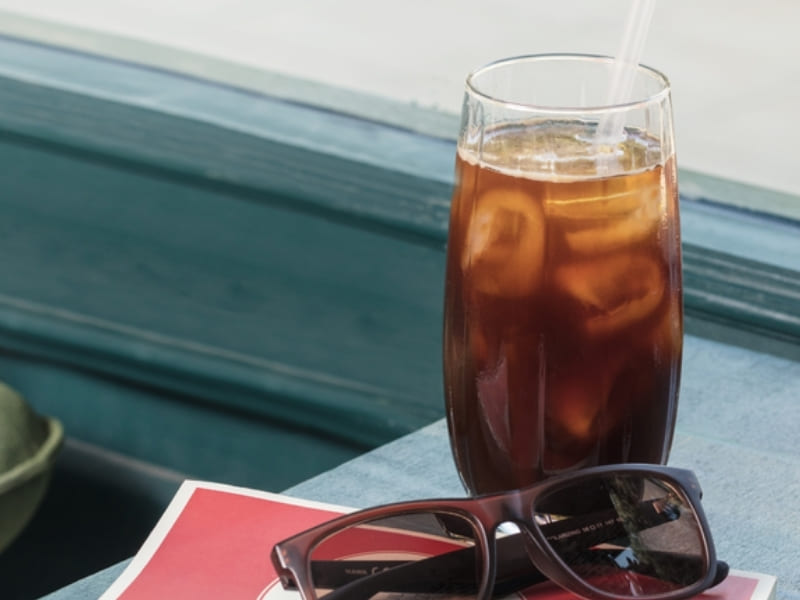 Giúp tỉnh táo nhẹ nhàng, không gắt caffeine Cold Brew cung cấp lượng caffeine ổn định, giúp cơ thể tỉnh táo một cách nhẹ nhàng, hạn chế cảm giác bồn chồn hay “tim đập nhanh” như một số loại cà phê pha nóng đậm đặc.