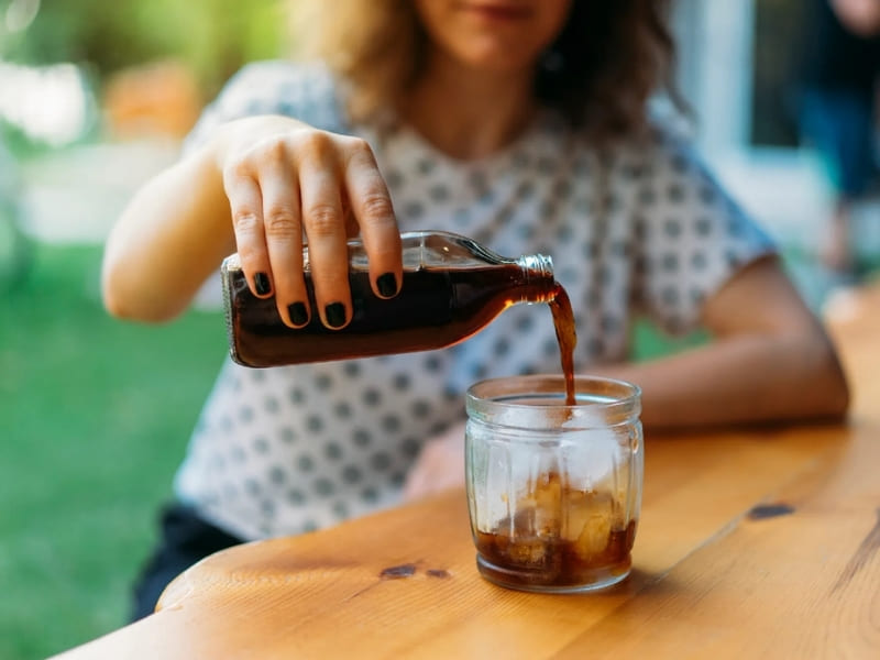 Phù hợp người mới uống cà phê Cold Brew có hương vị êm dịu, ít đắng và ít chua hơn cà phê truyền thống, nên rất dễ làm quen đối với những người mới bắt đầu uống cà phê. Nhờ độ nhẹ nhàng và cân bằng, Cold Brew giúp người dùng trải nghiệm cà phê một cách thoải mái mà không bị say vị đậm ngay từ đầu.