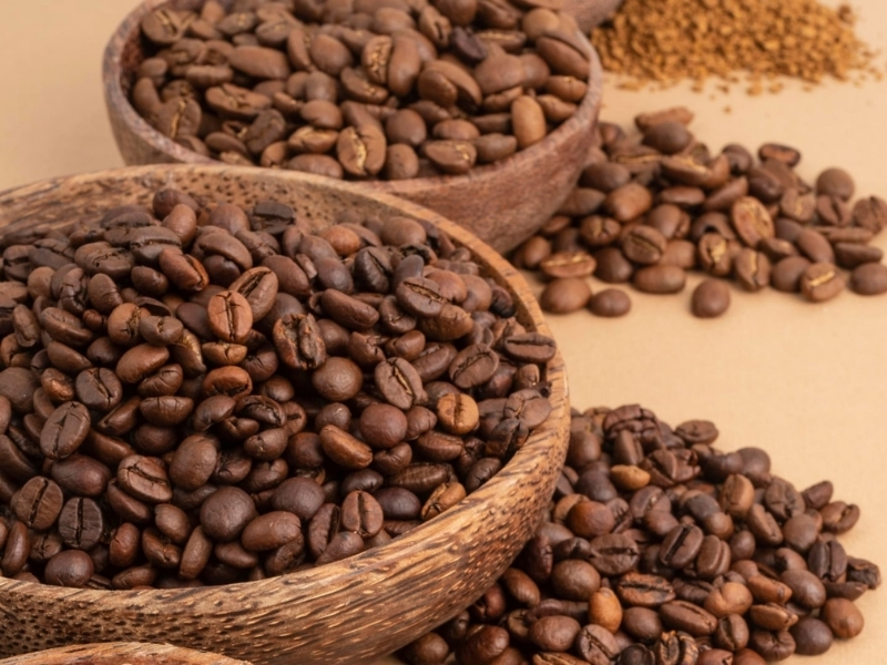Cafe Robusta hay Arabica ngon hơn theo từng cách pha?

Mỗi phương pháp pha chế sẽ làm nổi bật những ưu điểm khác nhau của hạt cà phê.

Pha phin truyền thống: Robusta thường được đánh giá cao hơn nhờ vị đậm, ít chua và hương vị quen thuộc với khẩu vị người Việt.
Espresso: Nhiều quán cà phê sử dụng tỷ lệ phối trộn giữa Arabica và Robusta để cân bằng hương thơm, vị đậm và lớp crema đẹp mắt.
Pour Over hoặc V60: Arabica là lựa chọn hàng đầu vì có thể thể hiện rõ các tầng hương và vị đặc trưng của hạt cà phê.
Cold Brew: Arabica thường mang lại hương vị thanh mát, ít đắng và dễ uống hơn.
Arabica thường được lựa chọn bởi những người thích khám phá hương vị cà phê một cách trọn vẹn. Với hương thơm đa tầng cùng vị chua thanh nhẹ, loại cà phê này phù hợp cho:

Người yêu thích cà phê nguyên chất, ít đắng.
Người thường xuyên uống cà phê nhưng không muốn nạp quá nhiều caffeine.
Người quan tâm đến trải nghiệm hương vị và chất lượng hạt cà phê.
Người yêu thích các phương pháp pha thủ công như Pour Over, Cold Brew hoặc Syphon.