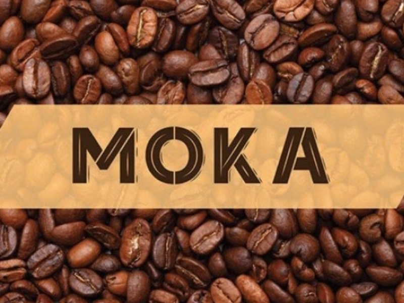 Cà phê hạt loại nào ngon nhất? Gợi ý theo từng khẩu vị 4. Moka – Lựa chọn cho người thích cà phê thơm, sang và tinh tế Moka là một dòng thuộc Arabica, nổi tiếng bởi hương thơm quyến rũ, vị thanh và hậu vị tinh tế. Tại Việt Nam, Moka Cầu Đất thường được nhắc đến như một trong những loại cà phê có giá trị cao do điều kiện canh tác khắt khe và sản lượng không nhiều. So với Robusta, Moka nhẹ hơn, ít đắng hơn nhưng lại có hương thơm nổi bật. Khi rang và pha đúng cách, Moka có thể cho cảm giác thanh, sạch, hơi chua nhẹ, hậu ngọt và mùi thơm rất dễ nhận biết. Nếu bạn đang tìm cà phê hạt loại nào ngon để thưởng thức theo kiểu chậm rãi, cảm nhận hương vị rõ hơn thay vì chỉ uống để tỉnh táo, Moka là lựa chọn rất đáng thử.