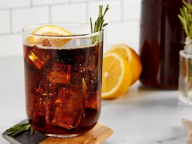 Cold Brew cam – Tươi mới và đầy cảm hứng Pha 120ml Cold Brew cùng 80ml nước cam tươi và đá viên để tạo nên thức uống chua ngọt hài hòa. Công thức này đặc biệt thích hợp trong những ngày hè nóng bức.