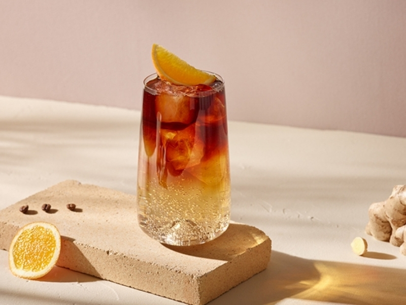 Cold Brew mật ong – Ngọt thanh tự nhiên Thêm 1–2 thìa mật ong vào 150ml Cold Brew rồi khuấy đều trước khi uống. Mật ong giúp tăng vị ngọt thanh tự nhiên và làm hương vị cà phê trở nên mềm mại hơn.