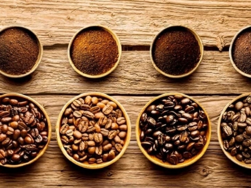 Hạt cà phê ảnh hưởng thế nào đến hương vị? Mỗi loại hạt cà phê sẽ tạo nên một hương vị Cold Brew khác nhau. Arabica mang đến hương thơm nhẹ nhàng, Robusta đậm vị và giàu caffeine hơn, còn Blend giúp cân bằng giữa hương thơm và độ mạnh. Chọn đúng hạt sẽ giúp ly Cold Brew phù hợp hơn với khẩu vị của bạn.