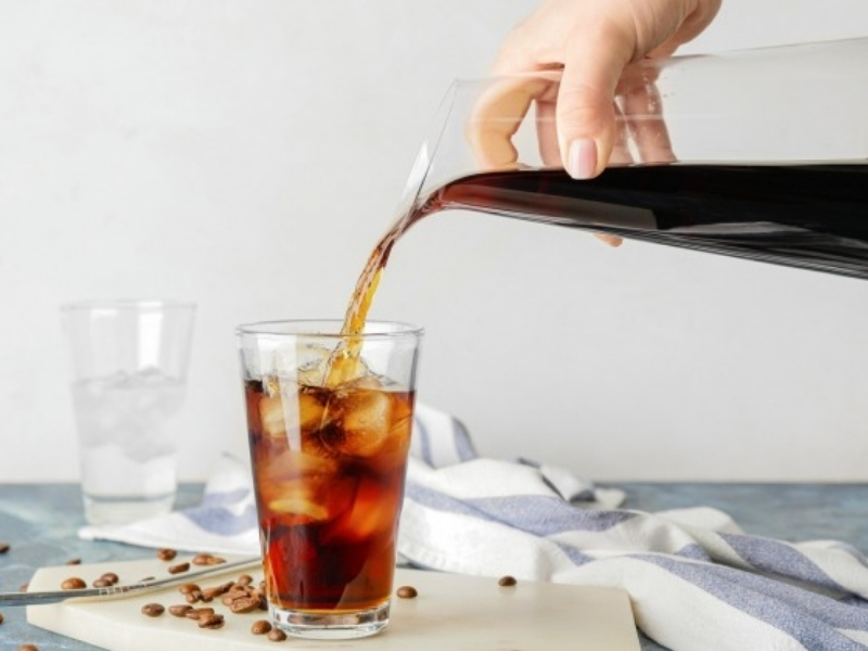 Uống Cold Brew sao cho hợp lý? Để tận dụng hiệu quả của caffeine, bạn nên uống Cold Brew vào buổi sáng hoặc đầu giờ chiều và tránh dùng quá gần giờ ngủ. Đồng thời, hãy điều chỉnh lượng uống phù hợp với khả năng dung nạp caffeine của cơ thể để đảm bảo sức khỏe và chất lượng giấc ngủ.
