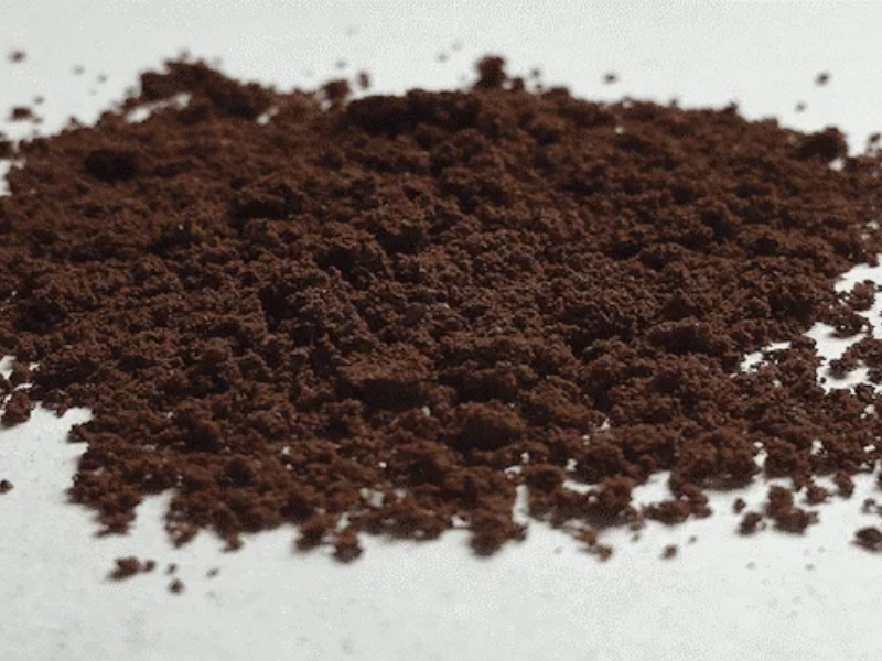 Xay cà phê quá mịn Nhiều người sử dụng bột cà phê xay mịn khi pha Cold Brew, nhưng đây là một sai lầm phổ biến. Bột quá mịn dễ bị chiết xuất quá mức trong thời gian ngâm dài, làm cà phê trở nên đắng và đục.
