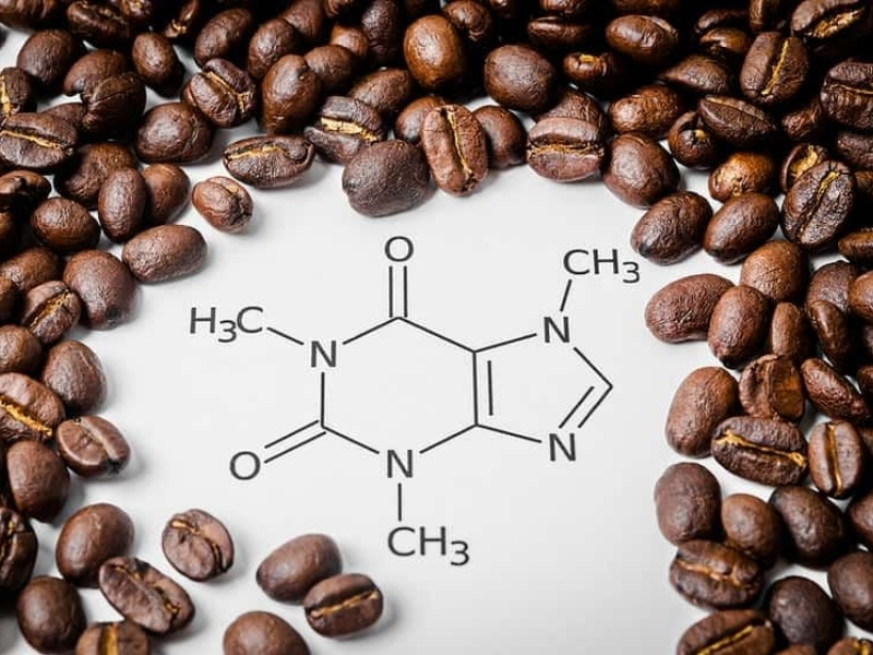 7 lợi ích của cà phê đối với sức khỏe, năng lượng và tinh thần Caffeine - Thành phần tạo nên sự tỉnh táo Caffeine là hoạt chất chính giúp kích thích hệ thần kinh trung ương, từ đó giảm cảm giác buồn ngủ và tăng khả năng tập trung. Nhờ cơ chế này, lợi ích của cà phê thường được cảm nhận rõ rệt nhất ở sự tỉnh táo và hiệu suất làm việc.