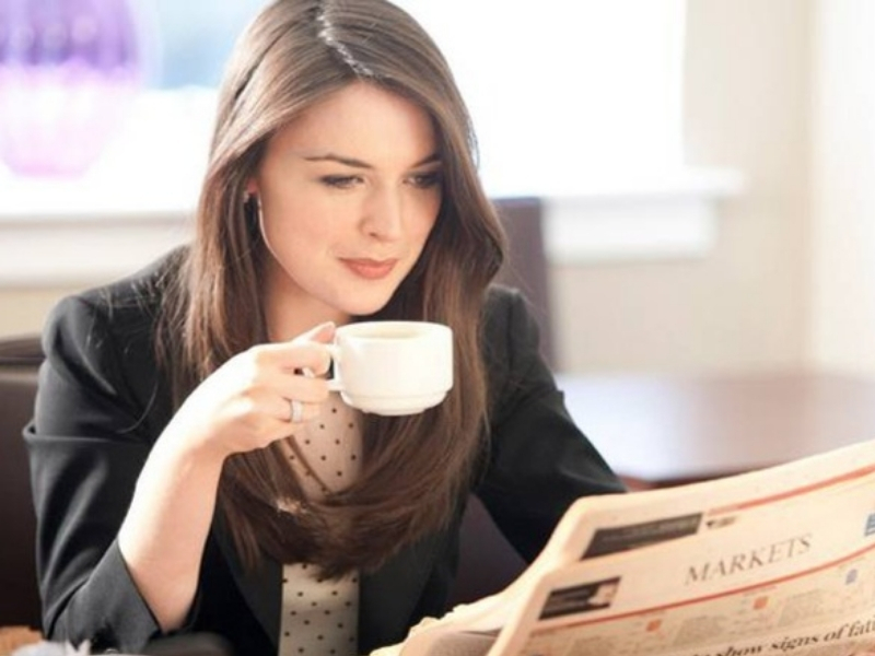 7 lợi ích của cà phê đối với sức khỏe, năng lượng và tinh thần Hỗ trợ sự tỉnh táo và nâng cao khả năng tập trung của bạn Caffeine trong cà phê có tác động trực tiếp đến hệ thần kinh trung ương, giúp giảm cảm giác buồn ngủ và đồng thời tăng cường sự tập trung hiệu quả hơn. Đây là một trong những lợi ích của uống cà phê được cảm nhận rõ rệt nhất, đặc biệt khi làm việc hoặc học tập căng thẳng.