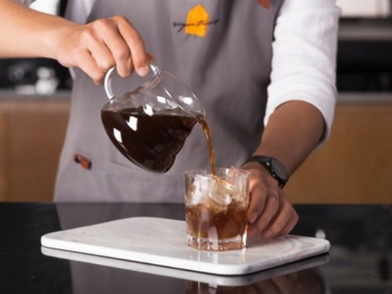 7 lợi ích của cà phê đối với sức khỏe, năng lượng và tinh thần Lợi ích của Cold Brew đối với người yêu cà phê hiện đại Cold Brew được ủ bằng nước lạnh trong thời gian dài, giúp giảm vị đắng và mang lại hương vị êm dịu hơn. Đây là lựa chọn phổ biến hiện nay, vừa dễ uống vừa vẫn giữ được nhiều lợi ích của Cold Brew cho sức khỏe và tinh thần.