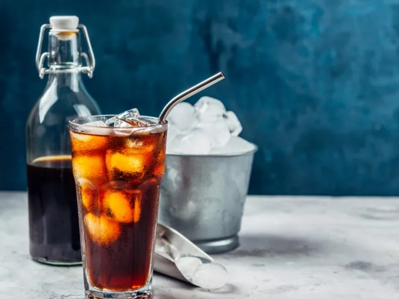 Tỷ Lệ Pha Cold Brew Bao Nhiêu Là Chuẩn? Hướng Dẫn Cho Người Mới Vì sao tỷ lệ pha ảnh hưởng đến hương vị?
Nếu tỷ lệ pha cold brew quá thấp, cà phê sẽ nhạt và thiếu hương. Ngược lại, tỷ lệ quá cao có thể khiến thành phẩm đậm, gắt và khó uống. Một tỷ lệ phù hợp sẽ giúp cân bằng giữa vị ngọt, hương thơm và hậu vị, mang đến ly Cold Brew tròn vị hơn.