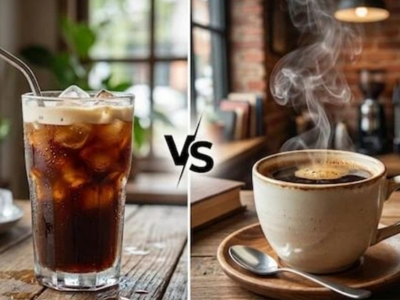 Tỷ Lệ Pha Cold Brew Bao Nhiêu Là Chuẩn? Hướng Dẫn Cho Người Mới Tỷ lệ ngâm Cold Brew khác gì so với cà phê pha nóng?
Cold Brew sử dụng nước lạnh và ngâm từ 12–24 giờ, trong khi cà phê pha nóng chiết xuất bằng nước nóng chỉ trong vài phút. Vì thời gian chiết xuất dài hơn, tỷ lệ ngâm cold brew thường dùng nhiều cà phê hơn để đảm bảo hương vị cân bằng và đậm đà.