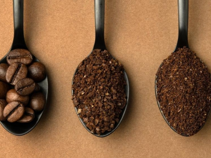 Tỷ Lệ Pha Cold Brew Bao Nhiêu Là Chuẩn? Hướng Dẫn Cho Người Mới Độ xay của cà phê
Cold Brew nên sử dụng cà phê xay thô để nước thẩm thấu đều và hạn chế vị đắng. Nếu xay quá mịn, cà phê dễ bị chiết xuất quá mức, khiến hương vị gắt và khó lọc cặn sau khi ngâm.