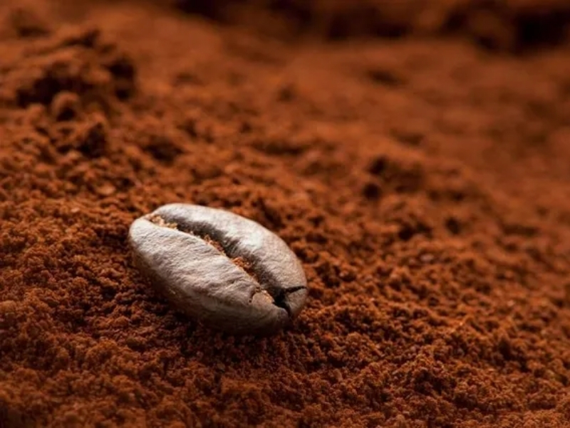 Độ mịn của cà phê Độ mịn của cà phê rang xay cũng là tiêu chí rất quan trọng. Cà phê xay quá thô có thể khiến quá trình chiết xuất không đủ, làm ly cà phê bị nhạt và thiếu hương vị. Ngược lại, cà phê xay quá mịn có thể khiến cà phê bị đắng gắt, khét hoặc khó kiểm soát khi pha.