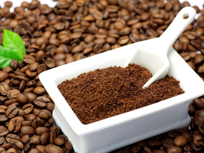 Vì sao cà phê rang xay được nhiều người yêu thích? Cà phê rang xay luôn có sức hút đặc biệt với những người yêu cà phê bởi hương thơm nồng nàn, vị đậm đà và cảm giác thưởng thức chân thật. Khác với cà phê hòa tan, cà phê rang xay được làm từ hạt cà phê đã rang chín và xay ở mức độ phù hợp, nhờ đó giữ lại được nhiều tầng hương vị tự nhiên của hạt cà phê. Ngoài ra, cà phê rang xay còn cho phép người dùng chủ động điều chỉnh hương vị theo sở thích. Bạn có thể chọn cà phê đậm để pha phin, cà phê thanh nhẹ để uống đen nóng, hoặc cà phê xay thô để làm cold brew. Chính sự linh hoạt này khiến cà phê rang xay trở thành lựa chọn hàng đầu của nhiều tín đồ cà phê.