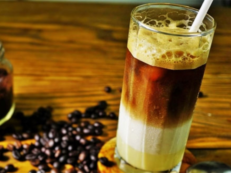 Cà phê quá đậm Cho quá nhiều cà phê hoặc pha quá đặc sẽ làm bạc xỉu mất đi vị ngọt béo đặc trưng. Hãy điều chỉnh lượng cà phê vừa phải để hương vị hài hòa hơn.