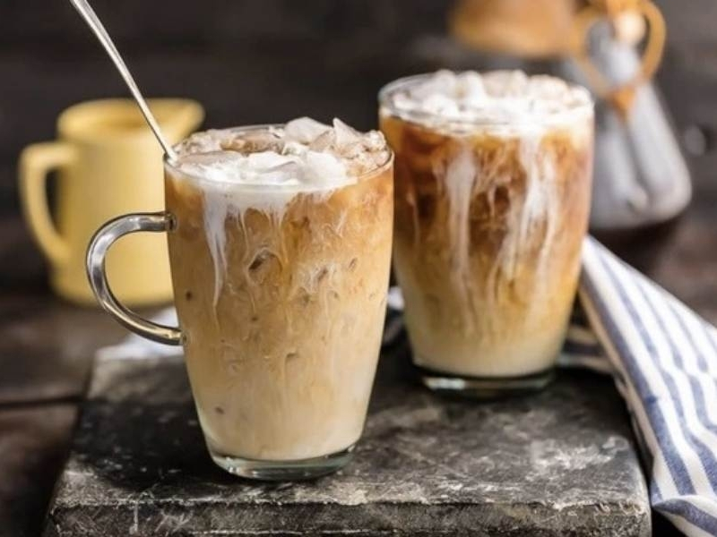 Bạc xỉu yến mạch Thay sữa tươi bằng sữa yến mạch sẽ tạo hương vị mới lạ và thanh nhẹ hơn. Đây cũng là lựa chọn được nhiều người yêu thích nhờ vị béo tự nhiên và phù hợp với lối sống lành mạnh.