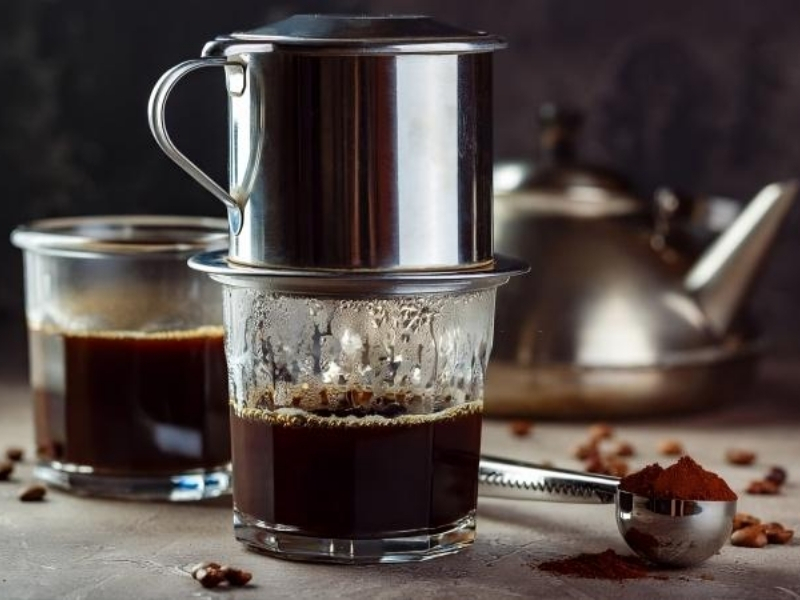 Tỷ lệ pha cà phê đen nóng Đối với cách pha cà phê đen nóng, tỷ lệ phổ biến là 20–25g cà phê với khoảng 100–120ml nước ở nhiệt độ 90–96°C. Đây là tỷ lệ phù hợp để tạo vị đậm, thơm và cân bằng. Nếu thích cà phê nhẹ hơn, bạn có thể tăng lượng nước. Ngược lại, hãy giảm nước hoặc tăng nhẹ lượng cà phê nếu muốn hương vị đậm hơn.