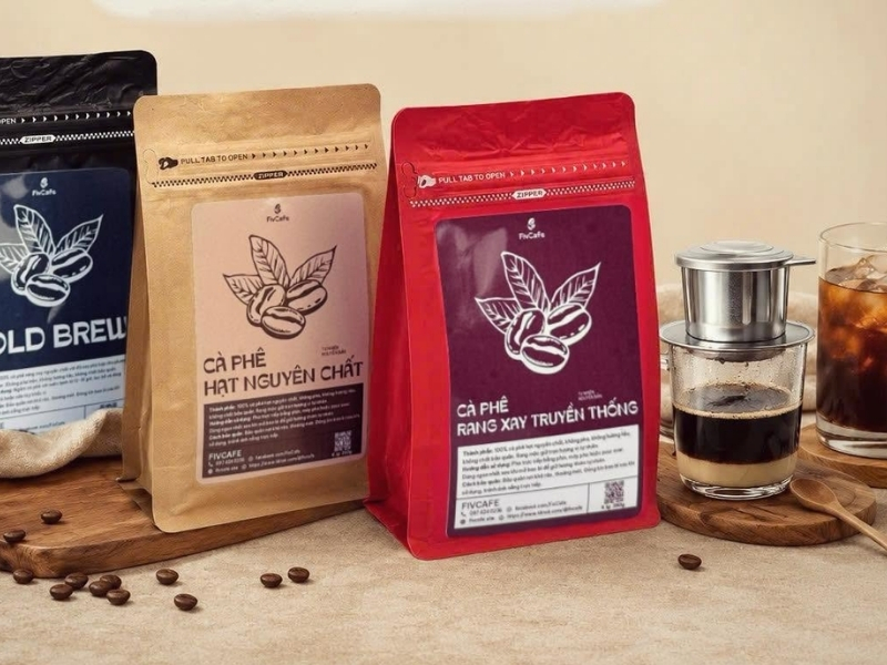 Chuẩn bị dụng cụ trước khi pha cà phê rang xay Trước khi thực hiện cách pha chế cafe rang xay, bạn cần chuẩn bị đầy đủ các nguyên liệu và dụng cụ sau: Cà phê rang xay nguyên chất. Phin pha cà phê hoặc vợt lọc cà phê. Nước nóng. Ly hoặc tách đựng cà phê. Đường, sữa hoặc đá tùy khẩu vị. Muỗng đong hoặc cân nhỏ nếu có.