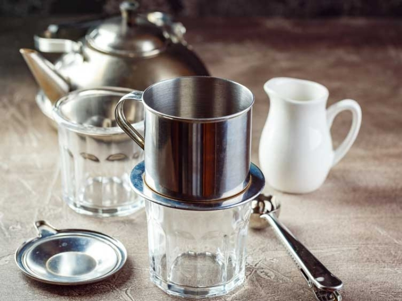 Dụng cụ pha Bạn chỉ cần phin cà phê, ly thủy tinh, muỗng khuấy và cốc đong nếu cần cân chỉnh tỷ lệ. Dụng cụ sạch sẽ giúp công thức pha cà phê sữa đá đạt hương vị thơm ngon và ổn định.
