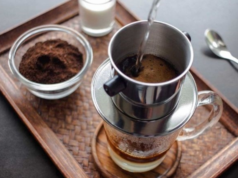 Cafe pha phin là gì? Cafe pha phin là phương pháp pha cà phê truyền thống của người Việt bằng dụng cụ gọi là phin cà phê. Nước nóng sẽ từ từ thấm qua lớp bột cà phê và nhỏ giọt xuống ly, giúp chiết xuất trọn vẹn hương thơm và vị đậm đặc của hạt cà phê.