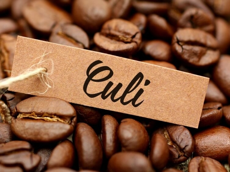 4. Culi – Đậm và giàu năng lượng Culi là loại cà phê chỉ có một nhân trong hạt nên hương vị đậm hơn cà phê thông thường. Đặc điểm Đậm hơn Robusta. Hàm lượng caffeine cao. Hậu vị kéo dài. Thường dùng pha espresso hoặc pha phin.