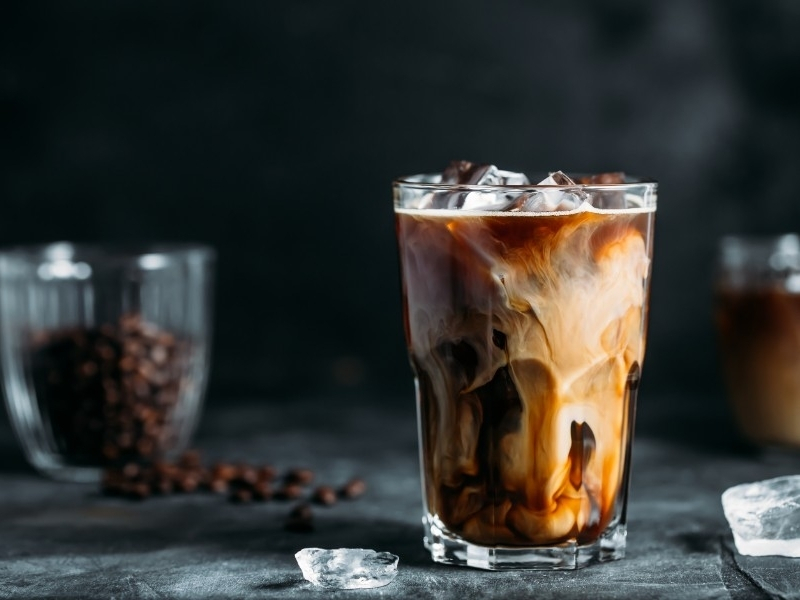 Cold brew với sữa tươi Sữa tươi giúp giảm vị đắng, tạo độ béo nhẹ và dễ uống hơn. Đây là lựa chọn phù hợp cho người mới bắt đầu thưởng thức cold brew.
