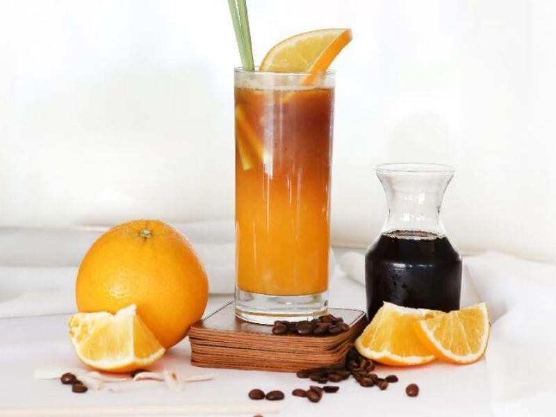 Cold brew với cam Nước cam tạo vị chua ngọt hài hòa, giúp ly cold brew trở nên thanh mát và thơm hơn. Đây là công thức rất được yêu thích trong những ngày nắng nóng.