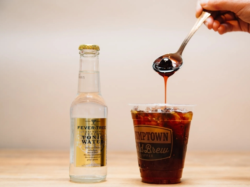 Cold brew với tonic Tonic mang đến vị sảng khoái cùng những bọt khí nhẹ, giúp hương cà phê trở nên nổi bật hơn. Thức uống này thích hợp để giải khát vào buổi chiều. 