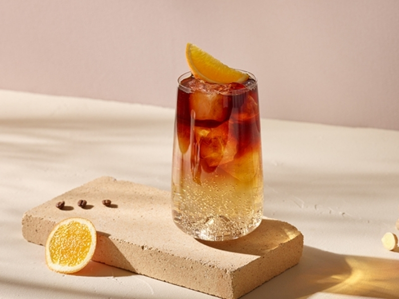 Cold brew với mật ong Mật ong tạo vị ngọt thanh và hương thơm dịu, giúp cân bằng vị cà phê mà không quá gắt. Khuấy đều trước khi thêm đá để hương vị hòa quyện hơn.