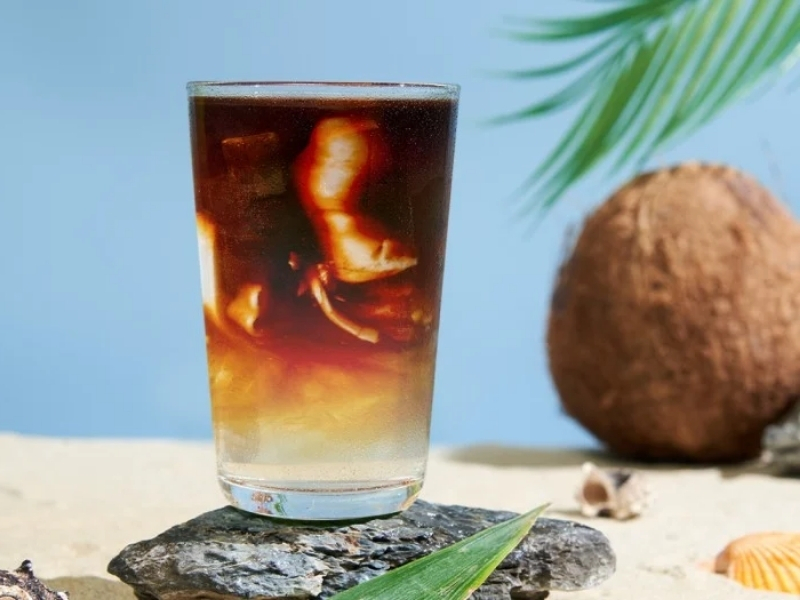 Cold brew với nước dừa Nước dừa mang đến vị ngọt mát tự nhiên, giúp ly cold brew nhẹ nhàng và dễ uống. Đây là công thức phù hợp cho những ngày hè.