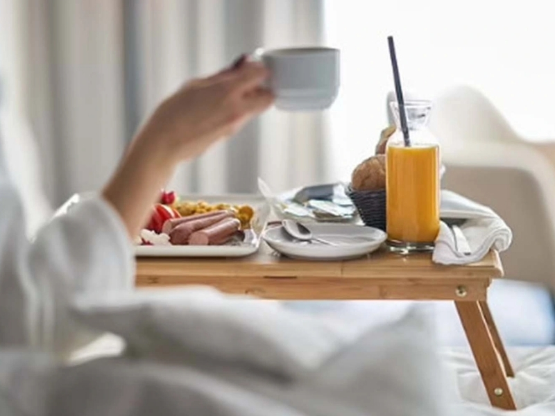 Không nên uống cà phê vào lúc nào trong ngày? Thời điểm nên tránh để bảo vệ sức khỏe Ngay sau bữa ăn Uống cà phê ngay sau bữa ăn có thể làm giảm khả năng hấp thu sắt và một số khoáng chất. Tốt nhất, bạn nên đợi khoảng 30–60 phút sau khi ăn rồi mới thưởng thức cà phê.