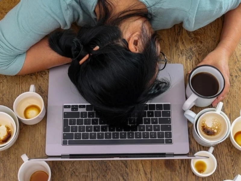 Không nên uống cà phê vào lúc nào trong ngày? Thời điểm nên tránh để bảo vệ sức khỏe Khi cơ thể đang mất nước hoặc quá mệt Khi cơ thể thiếu nước hoặc kiệt sức, cà phê không thể thay thế việc nghỉ ngơi và bù nước. Hãy uống đủ nước trước, sau đó mới dùng cà phê nếu cần tăng sự tỉnh táo.