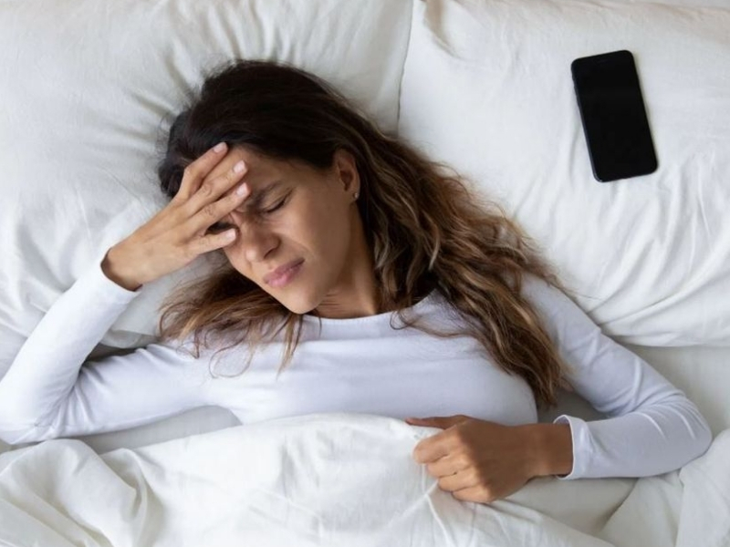 Không nên uống cà phê vào lúc nào trong ngày? Thời điểm nên tránh để bảo vệ sức khỏe Gây khó ngủ và giảm chất lượng giấc ngủ Caffeine có thể tồn tại trong cơ thể nhiều giờ, khiến bạn khó đi vào giấc ngủ hoặc ngủ không sâu. Dù vẫn ngủ đủ thời gian, chất lượng giấc ngủ có thể giảm, khiến cơ thể mệt mỏi vào hôm sau.