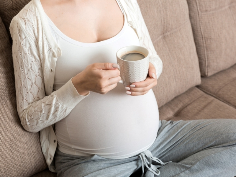 Không nên uống cà phê vào lúc nào trong ngày? Thời điểm nên tránh để bảo vệ sức khỏe Phụ nữ mang thai Phụ nữ mang thai vẫn có thể uống cà phê nhưng cần hạn chế lượng caffeine theo hướng dẫn của bác sĩ. Đồng thời, nên tránh uống khi bụng đói hoặc quá gần giờ nghỉ để giảm cảm giác khó chịu.